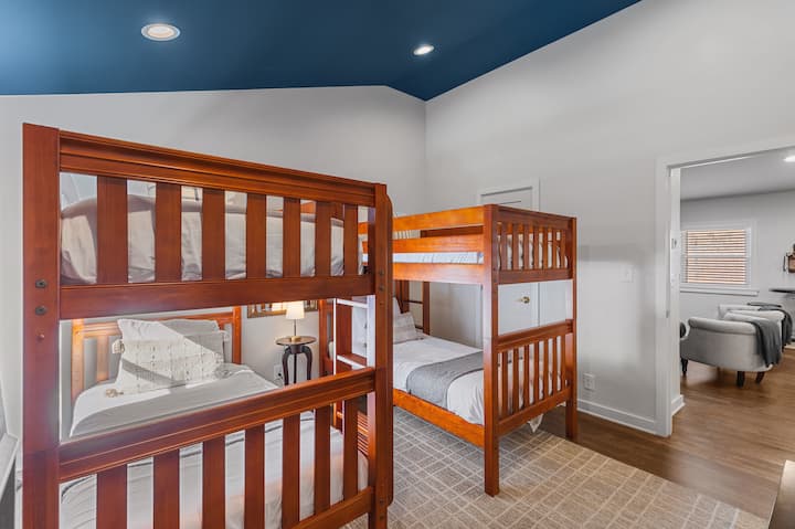 Dva odvojena kreveta na kat u spavaćoj sobi. Ormar s vješalicama i policama, komodom i noćnim ormarićima za odlaganje stvari u + ploču za igre s pikadom.