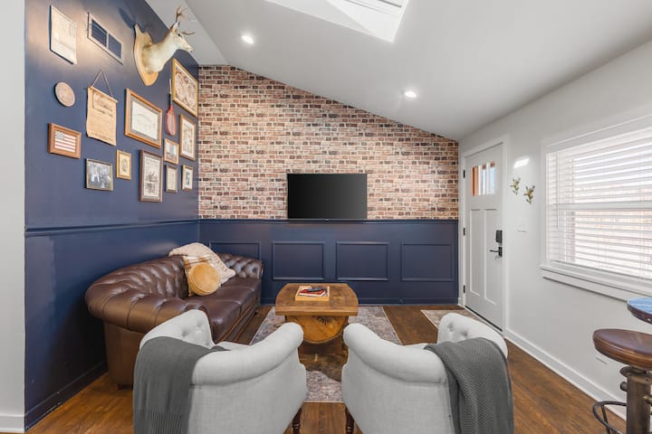 Dnevni boravak u zapadnjačkom stilu s mnogo prirodnog svjetla! Smart TV sa svim aplikacijama koje biste mogli poželjeti. Kauč se pretvara u kauč na razvlačenje. Rustikalni i jedinstveni ukrasi u cijelom stanu! 