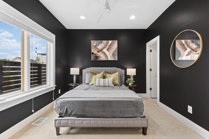 Spálňa č.4 na prízemí s manželskou posteľou, šatníkom, stropným ventilátorom, zatemňujúcimi tienidlami a vlastnou kúpeľňou v plnej veľkosti.