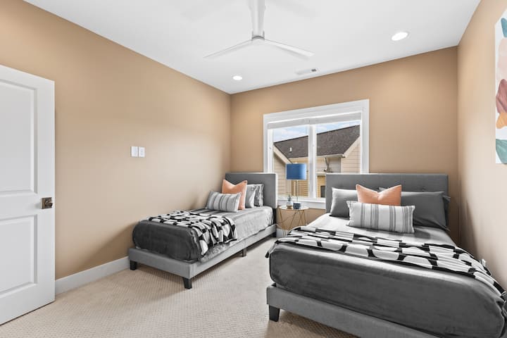 Spálňa č.3 s oddelenou posteľou, manželskou posteľou, stropným ventilátorom a priestrannou skriňou.