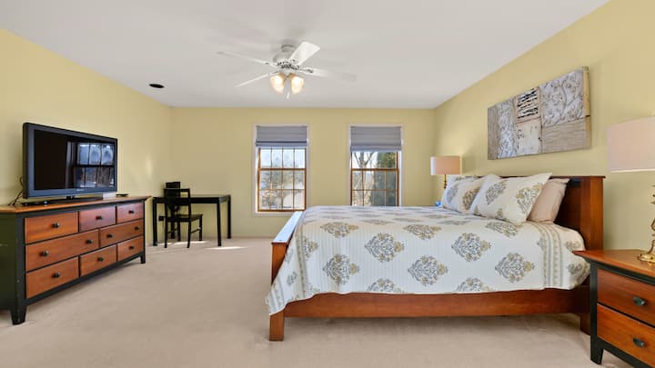 Svetlá izba na 2. poschodí s manželskou posteľou Queen