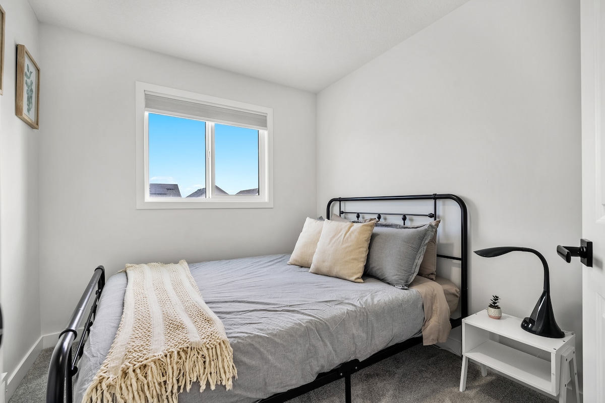 ห้องน้ำห้องที่ 3 ตั้งอยู่ชั้นบนมีเตียงควีนไซส์และตู้เสื้อผ้า