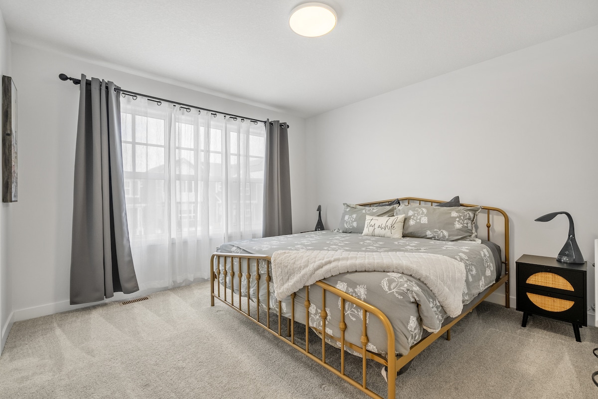 ห้องนอนหลักตั้งอยู่ชั้นบนมีเตียงคิงไซส์ทีวี Roku ขนาด 55 นิ้วตู้เสื้อผ้าตู้เสื้อผ้าม่านกันแสงและห้องน้ำในตัวเต็มรูปแบบ