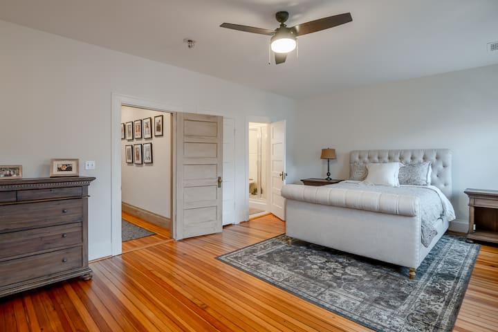 Queensize bed, aangrenzende badkamer op de vierde verdieping