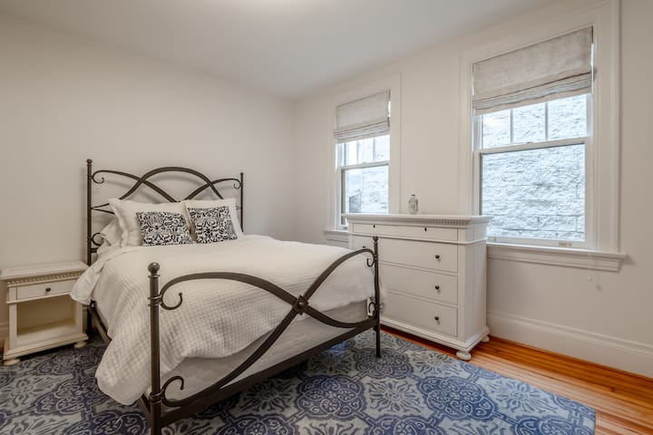 Queensize bed, aangrenzende badkamer op de 4e verdieping, gedeeld met slaapkamer 2