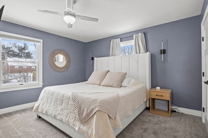 Plus luksusmadras med natborde og trådløs oplader i Master Suite.
