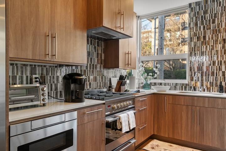 Seattle Luxury | Space Needle | Walkable | Parking gallery image 4