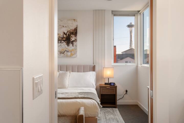 Seattle Luxury | Space Needle | Walkable | Parking gallery image 2