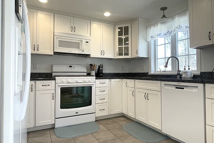 Enjoy the comfort and ease of cooking during your stay and experience the convenience of a fully stocked kitchen in this renovated home. Whether you're preparing a quick snack or a gourmet meal, you'll have everything you need at your fingertips.