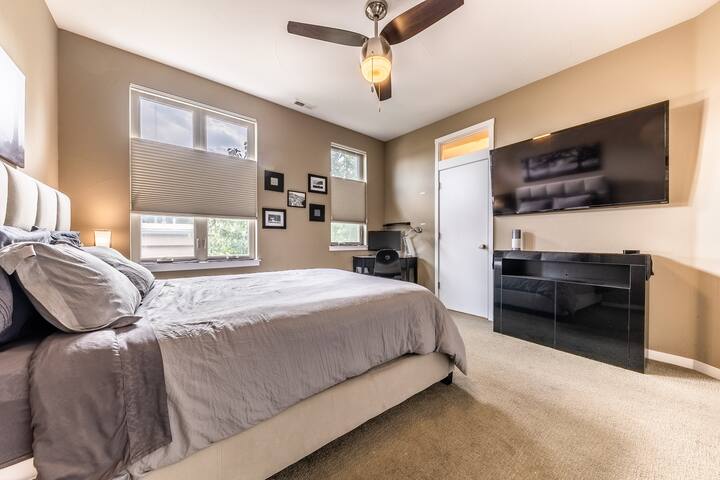 Modern 3b/3b with Rooftop Views of Downtown & Mts! gallery image 5