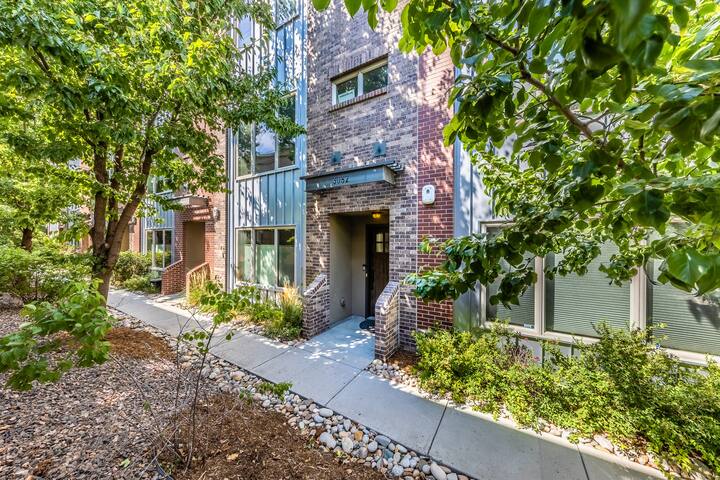 Modern 3b/3b with Rooftop Views of Downtown & Mts! gallery image 2