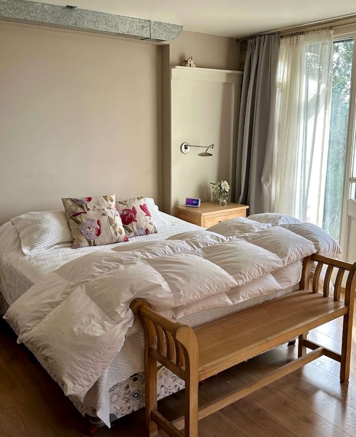 חדר עם מיטה זוגית וחדר אמבטיה צמוד מלא. יש קמין רוסי בחדר השינה וחדר הלבשה גדול.