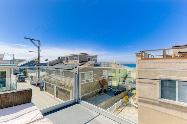 Oceanview Retreat w/ MultiLevel Deck Steps to Sand gallery image 3