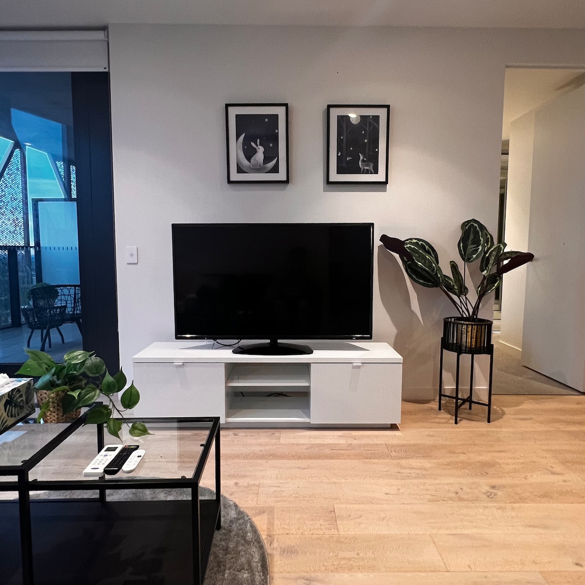 Leistungsstarkes Airbnb: Prime Location! 2BR2BA Apt w/Skyline Views&Parking in Adelaide