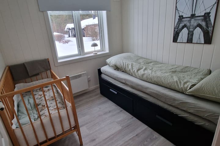 Dormitorio 2: 1 cama con posibilidad de cama doble + cuna