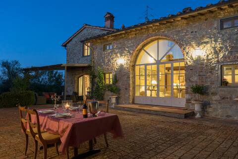 Welcome Home - 8 miles to Florence & heated pool