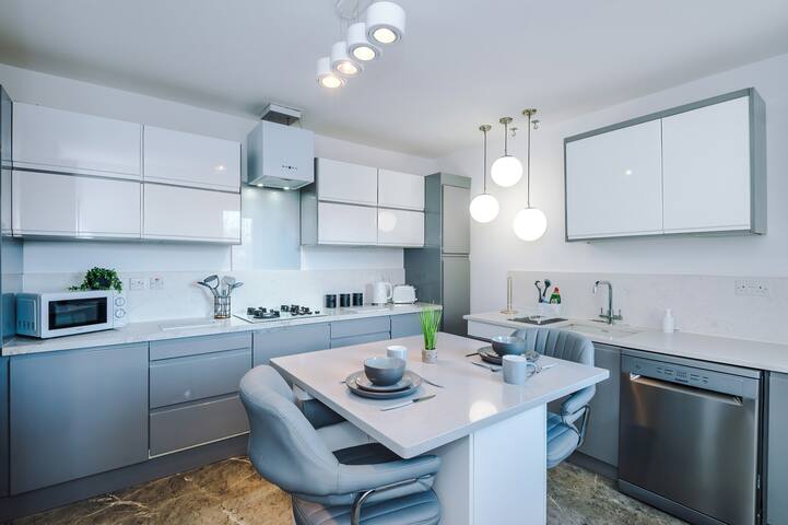 Stylish 4-Bed Home in Altrincham gallery image 5