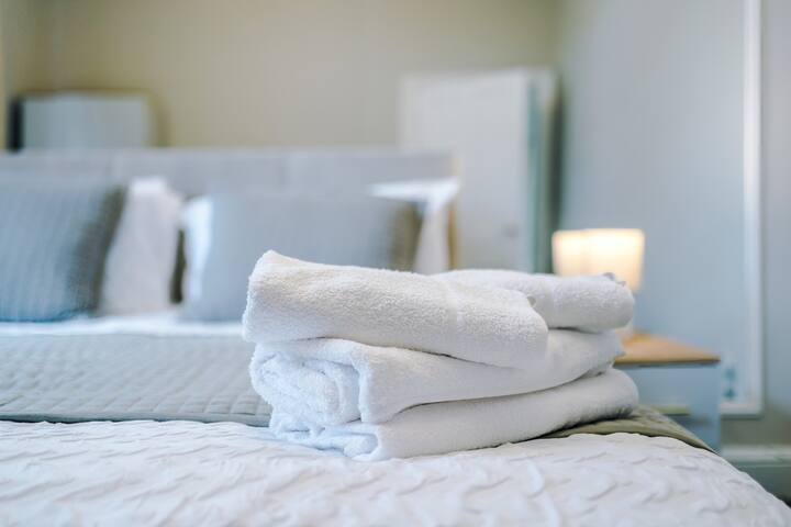 Stylish 4-Bed Home in Altrincham gallery image 3