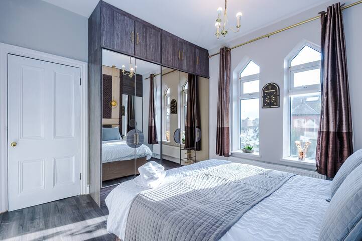 Stylish 4-Bed Home in Altrincham gallery image 2