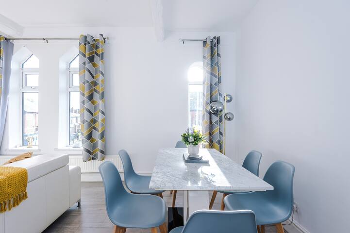 Stylish 4-Bed Home in Altrincham gallery image 4