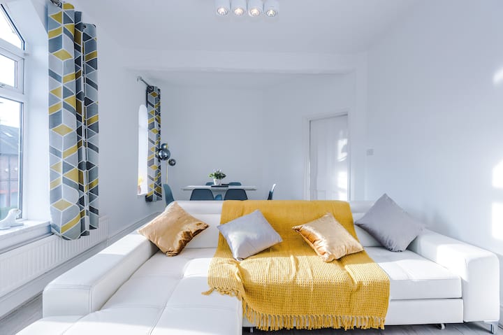 Stylish 4-bed Home In Altrincham - Knutsford