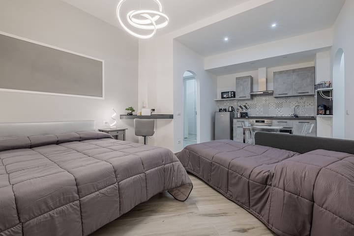 סוויטה זוגית עם מיטת קווין סייז וספה נפתחת לאורח השלישי, מצוידת גם בטלוויזיה שתאפשר לכם להירגע עם הסרט או סדרת הטלוויזיה האהובים עליכם