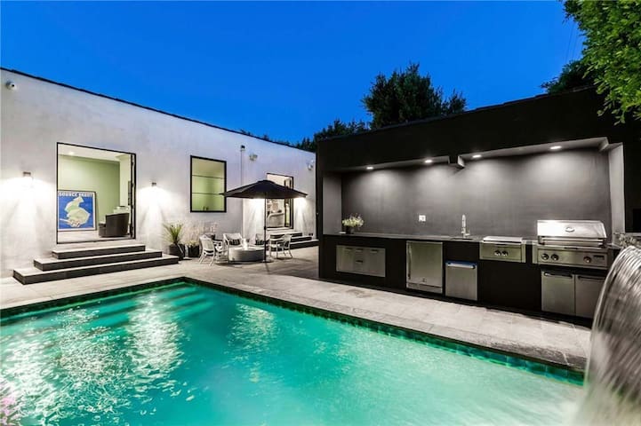Amazing Villa IN West Hollywood gallery image 2