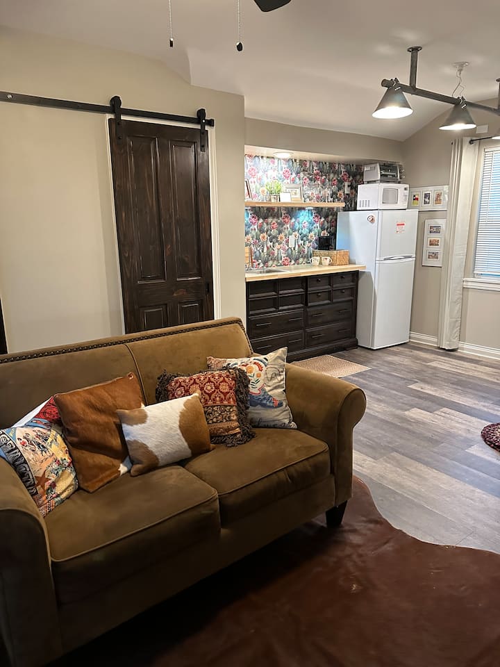 New Frontier Cottage + Tiny Home - Corsicana, TX