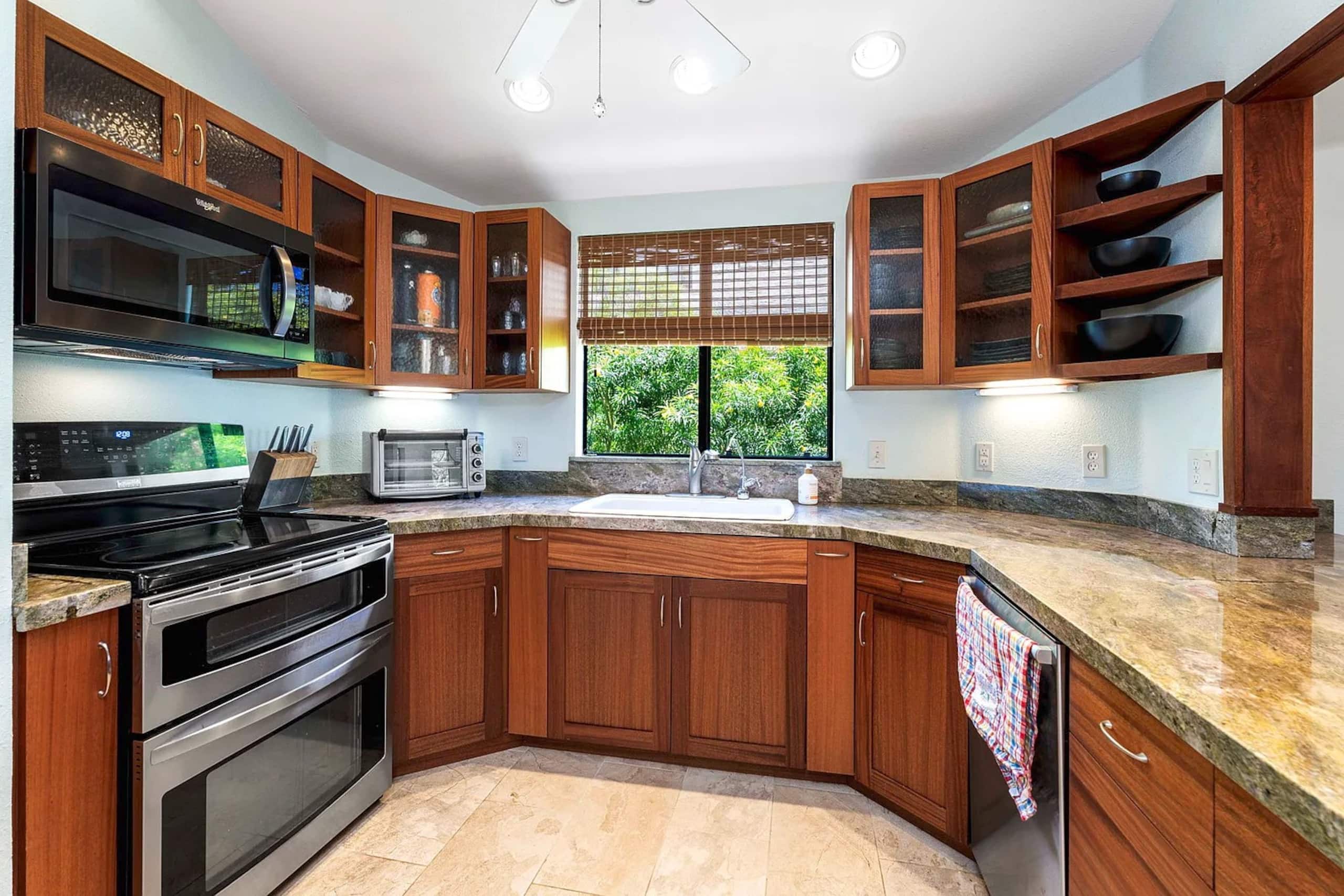 Home in Waimea · ★4.59 · 5 bedrooms · 12 beds · 3 private baths - Image 11