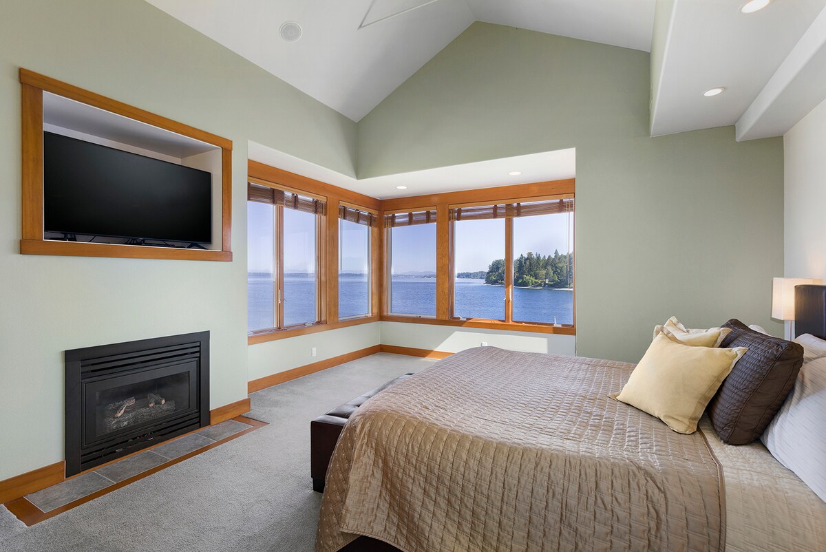 חדר שינה צמוד ראשי למעלה עם קמין. להתעורר לנוף המדהים של המים!