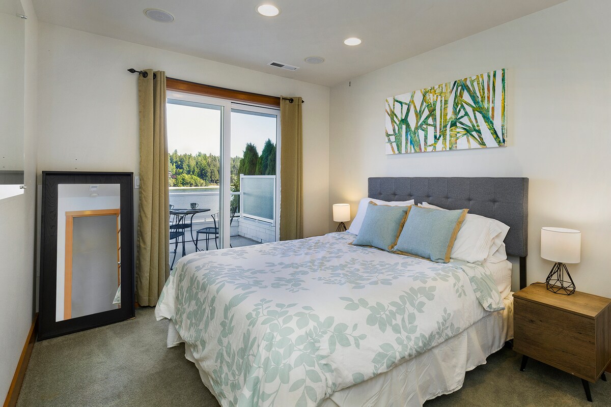 למעלה, חדר שינה קווין סייז עם מרפסת עם נוף פרטי.  חדר השינה הזה חולק את חדר הרחצה בקומה הראשית למטה.