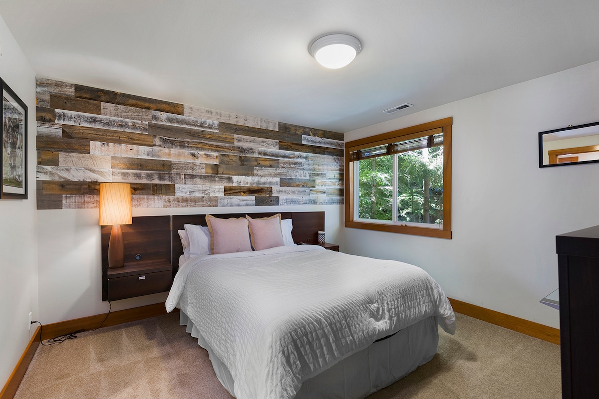 חדר שינה ראשי בגודל קווין סייז. חדר הרחצה המשותף נמצא מעבר למסדרון.