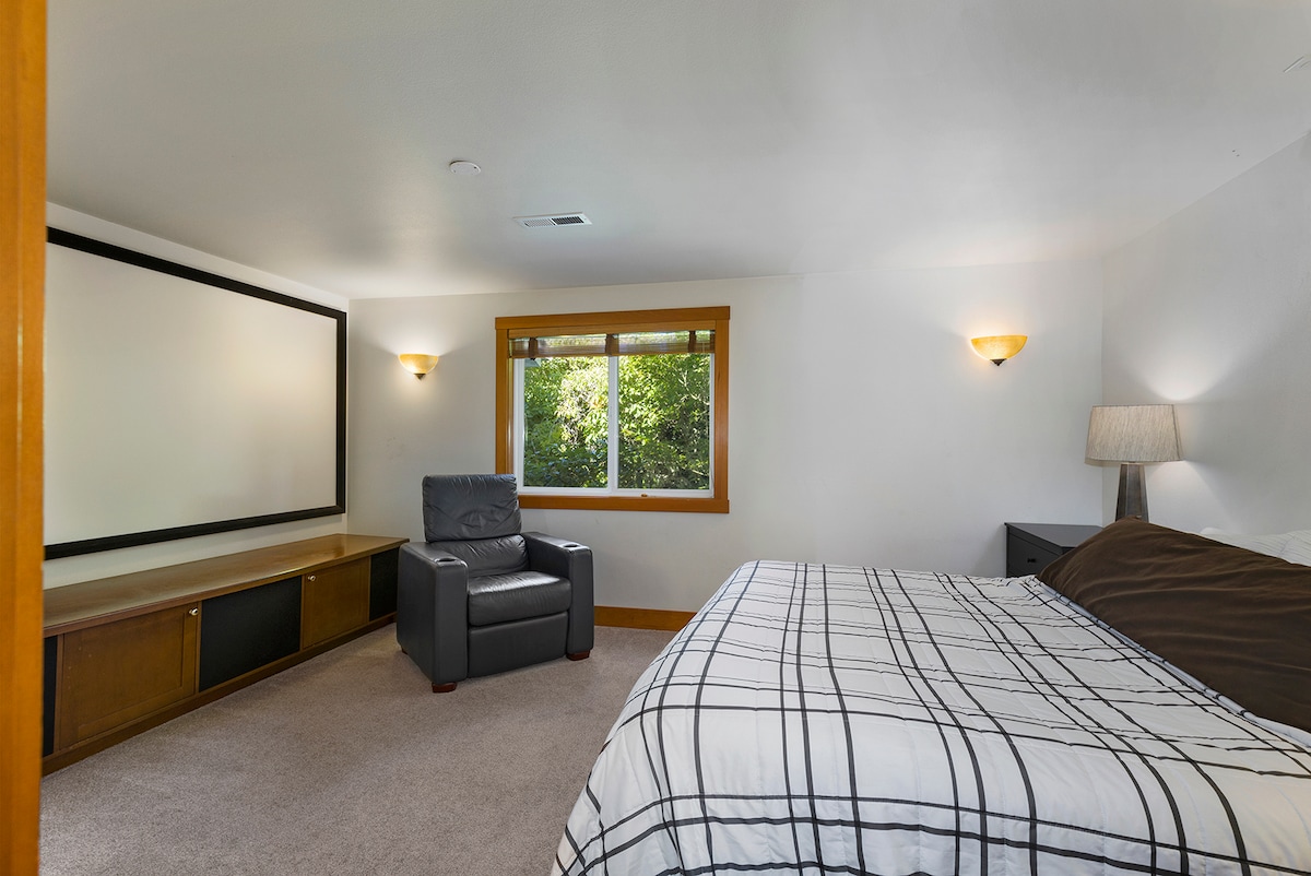 חדר שינה בגודל קינג סייז בקומה הראשית. חדר רחצה משותף מעבר למסדרון.