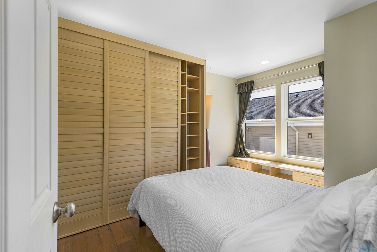 בדירה יש חדר שינה נפרד בגודל קווין סייז, מטבח, מכונת כביסה ומייבש ואמבטיה מלאה.