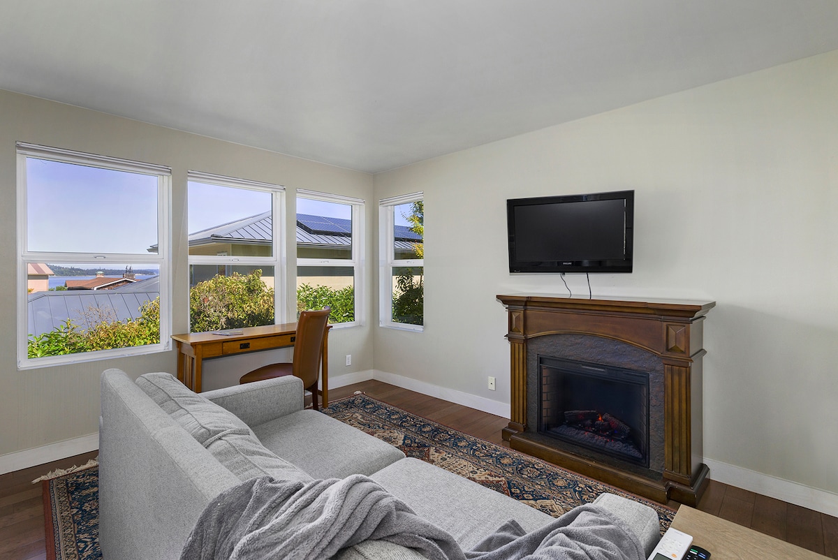 סלון בקומה העליונה לסלון נוסף עם אח חשמלית. הספה הופכת למיטת קווין סייז.