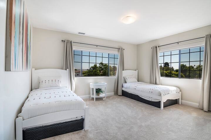 Beautiful 6BR Family Getaway in Prime Location gallery image 4