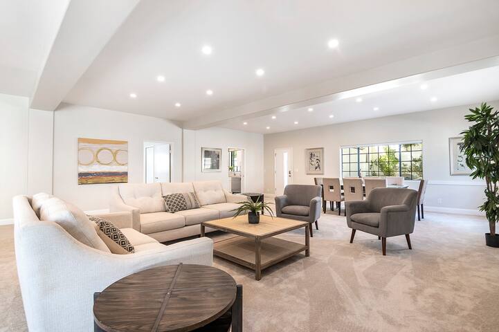 Beautiful 6BR Family Getaway in Prime Location gallery image 3