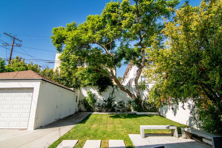 Beautiful 6BR Family Getaway in Prime Location gallery image 2