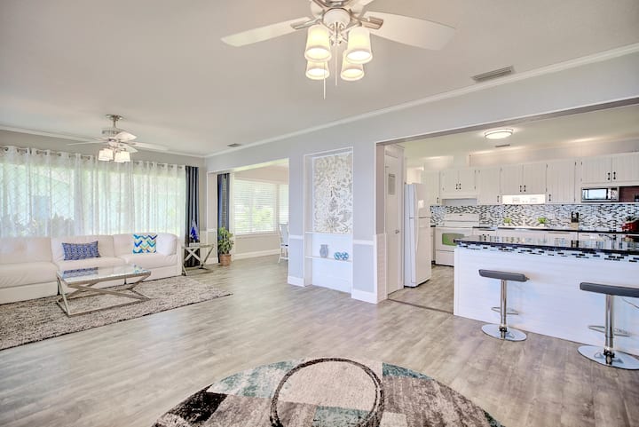 Henry's Lake House
Waterfront Oasis - Lake Placid, FL