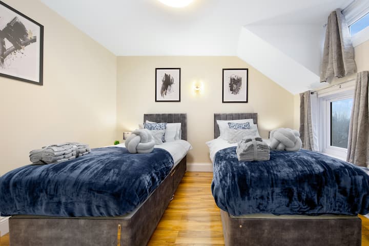 Oddýchnite si v tejto krásne navrhnutej spálni s dvoma plyšovými samostatnými posteľami, elegantnými zarámovanými umeleckými dielami a útulnou atmosférou. Mäkké osvetlenie a úhľadne zložené uteráky dotvárajú dokonalé prostredie na pokojný pobyt #TranquilRetreat