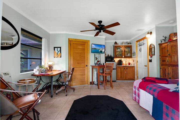 Quiet Private Studio w/Pool for One Guest