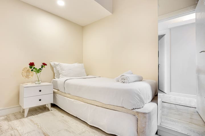 Второто легло е допълнително легло, което се изтегля изпод основното легло.