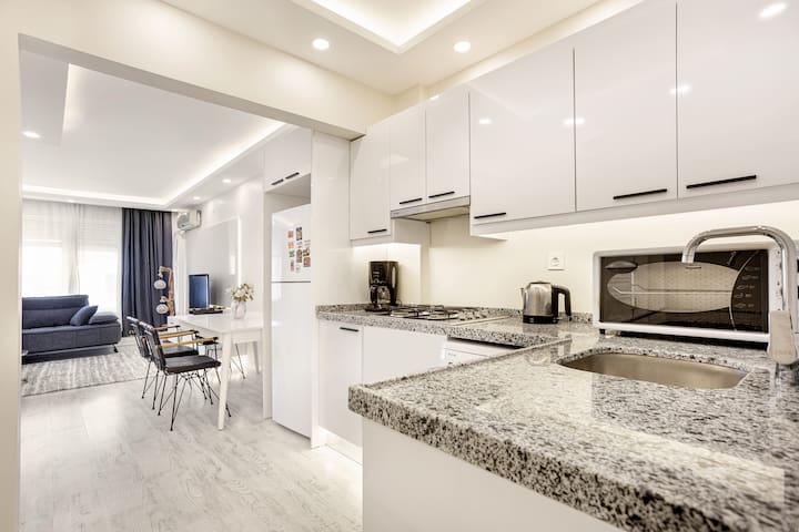 City View &Cozy Modern 4BD-2BA /1 Min.Sisli Mosque gallery image 2