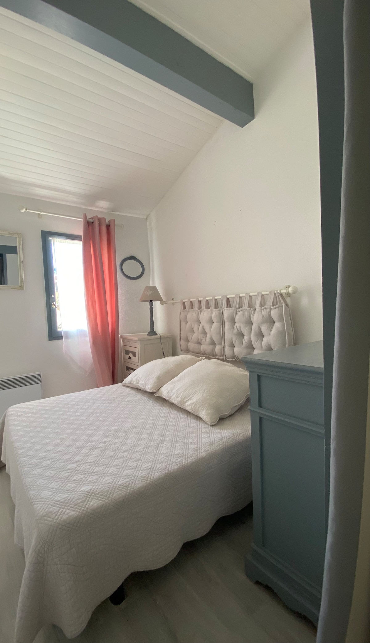 krevet u spavaćoj sobi za dvije osobe 140 cm  te praktičan prostor za odlaganje i mali stalak za odjeću