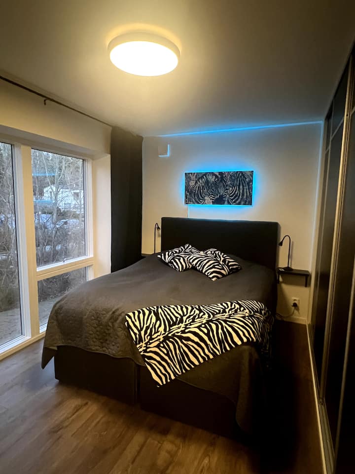 Kitanda chenye upana wa sentimita 160 na kihifadhi kilichojengwa ndani. Pia kuna kabati la mlango linaloteleza lililojengwa kwenye eneo lenye nafasi kubwa ya kuhifadhi. Kuna mlango ili uweze kujifunga.