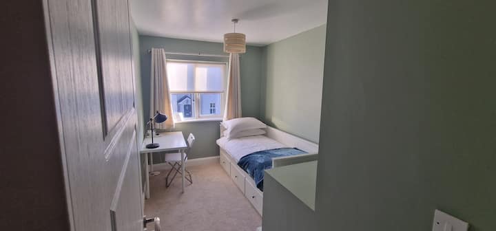 Le lit se transforme en un lit double.