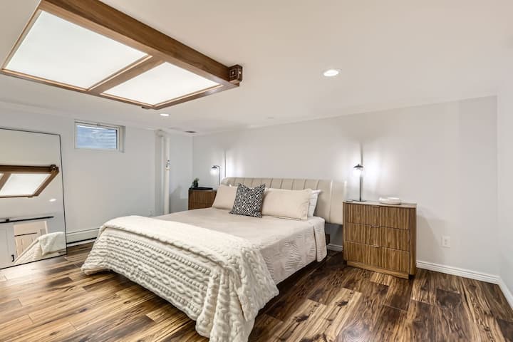 Amplia suite con cama tamaño king para una noche de sueño reparador