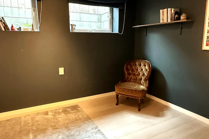 חדר שינה 4 במרתף יקבל מיד מיטה בגודל 90 ס"מ. 