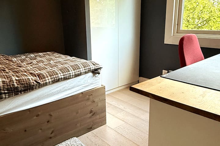 חדר שינה 2 בקומה הראשונה עם פינת עבודה.