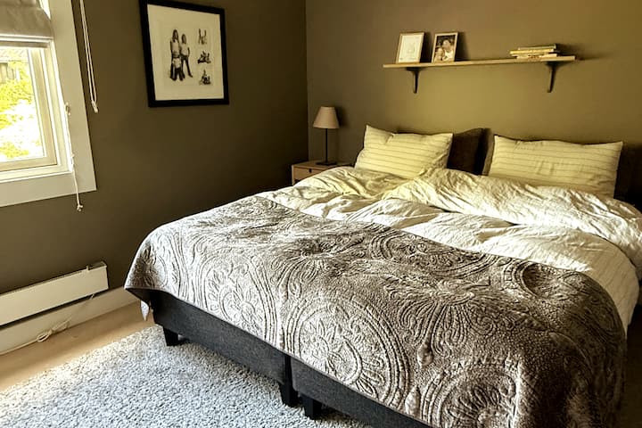 חדר שינה ראשי בקומה הראשונה עם מיטה זוגית בגודל 180 ס"מ. וילונות האפלה.